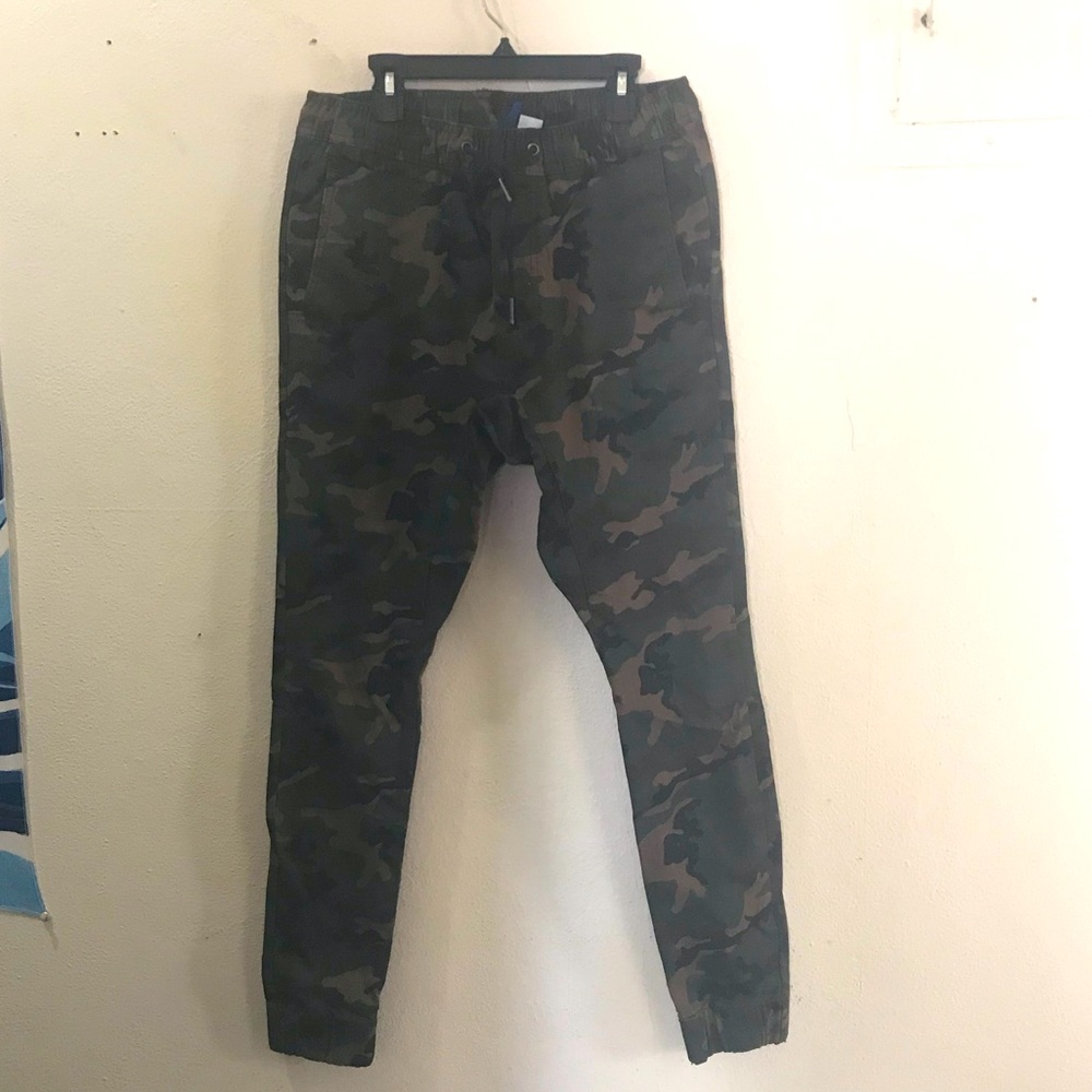 Camouflage skinny leg pants